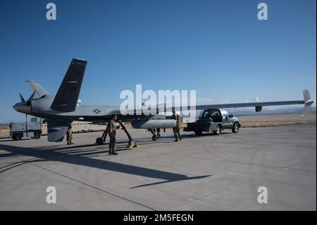 Flugzeuge wurden der 214. LRE in den USA zugeteilt Army Fort Huachuca, Arizona, bereiten Sie am 11. März einen MQ-9 Reaper für einen Flug mit der REAP 2,0 Nutzlast vor. Stockfoto