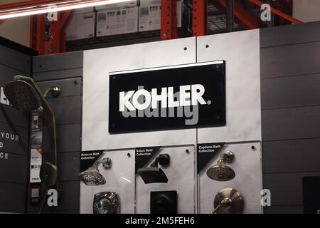 Honolulu, HI - 27. Dezember 2022: Ausstellung mit Duschkopf der Marke Kohler im Baumarkt von Home Depot Stockfoto