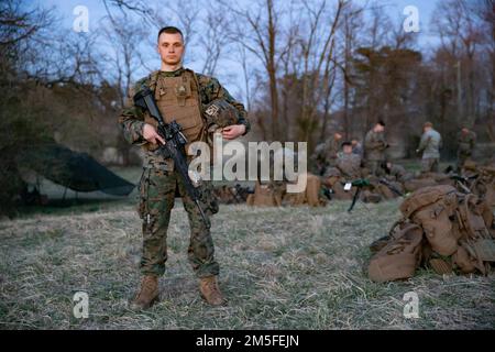 USA Nicholas Savona, ein Infanterist der Fox Company, 2. Bataillon, 25. Marines, 4. Marine Division, Marine Corps Forces Reserve, posiert für ein Porträt während einer Mission Readiness Übung auf der Marinekorps-Basis Quantico, Virginia, 11. März 2022. Savona kommt aus Norwalk, Connecticut, und entschied sich, Reservist zu werden, um ihm zu helfen, sein Ziel zu erreichen, Polizist zu werden. Auf die Frage, wie ihm die Reservekomponente geholfen hat, sagte Savona: „Meine Erfahrung im Marine Corps hat mir sehr geholfen… Ich habe neue Dinge gelernt und das allgemeine Vertrauen in das, was ich habe, gewonnen Stockfoto