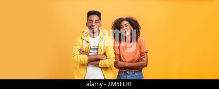 Zwei afroamerikanische Mann und Frau als beste Freunde lachen Draußen laut und lustig Film im Kino alle verkleidet Im stilvollen Outfit stehen mit Stockfoto
