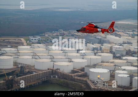 Coast Guard Air Station Houston führt am 11. März 2022 einen Formationsflug über die Houston-Galveston-Gegend, Texas, durch. Die Luftstation führt regelmäßig AOR-Läufe durch, um die Teams mit dem Bereich vertraut zu machen. Stockfoto