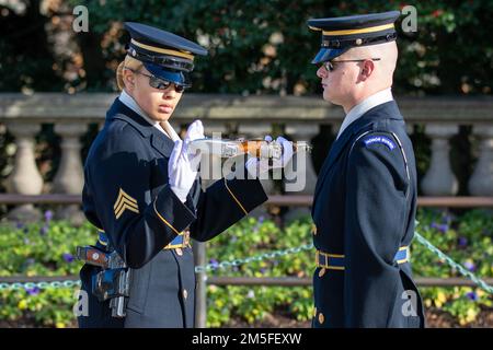 Virginia, USA. 17. Dezember 2022. USA Soldaten der 3. US-Armee Das Infanterie-Regiment, bekannt als die alte Garde, führt am Grabmal des unbekannten Soldaten an den 31. Kränzen am America Day auf dem Arlington National Cemetery in Arlington, Virginia, im Dezember einen Wachwechsel durch. 17, 2022. Im vergangenen Jahrhundert diente das Grabmal des unbekannten Soldaten als Herzstück des Nationalfriedhofs von Arlington, der unbekannte Soldaten aller amerikanischen Kriege gedenkt. Kredit: USA Army/ZUMA Press Wire Service/ZUMAPRESS.com/Alamy Live News Stockfoto