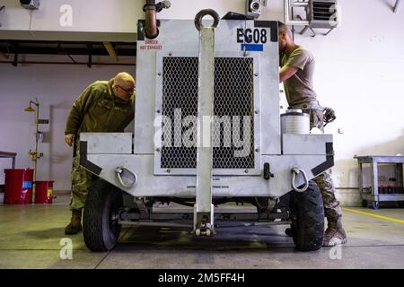 Staff Sgt. Charles Gill (links) und Senior Airman Zachory Walls, beide Wartungsteams für Luft- und Raumfahrtgeräte, die der 39.-Wartungseinheit zugewiesen wurden, ersetzen die Einspritzdüsen eines Motors am Incirlik Air Base, Türkei, 11. März 2022. AGE spielt eine entscheidende Rolle bei der Fortführung der Mission, indem es die Ausrüstung, die geerdete Flugzeuge mit Strom, Hydraulikdruck und Luftdruck versorgt, instand hält und repariert, um sicherzustellen, dass sie für den Flug bereit sind. Das 39. MXS besteht aus mehreren Teams, die gleichzeitig für die Instandhaltung von Luftfahrzeugen der mittleren Ebene, konventionelle Munition und Kriegsreserven arbeiten Stockfoto