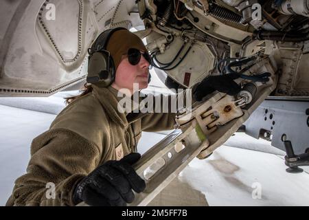 USA Die Air Force Staff Sgt. Kate Moses, eine F-16 Crew Chief, die dem 180. Kampfflug der Ohio National Guard zugeteilt ist, startet eine F-16 Fighting Falcon, die der 180FW zugeteilt wurde, auf der Joint Base Elmendorf-Richardson, Alaska, während der USA Northern Command Exercise ARCTIC EDGE 2022, 11. März 2022. AE22 ist eine alle zwei Jahre stattfindende Homeland Defense Übung, die für die US-amerikanischen und kanadischen Streitkräfte entwickelt wurde, um eine gemeinsame Fähigkeit zur schnellen Dislozierung und zum Einsatz in der Arktis zu demonstrieren und auszuüben. Stockfoto