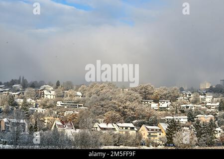 Schnee bedeckte die Stadt Fulda. Abgebildet sind Aschenberg Horas und Niesig, Teil der Stadt Fulda in Hessen, Deutschland im Winter im Dezember 2022. Hoher q-Wert Stockfoto