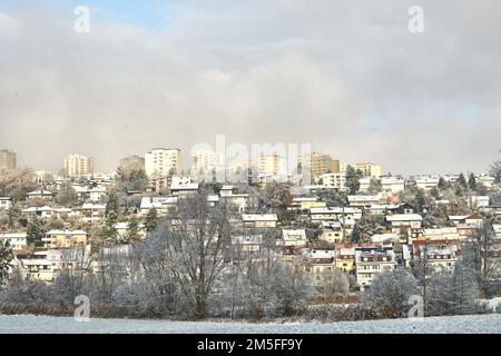 Schnee bedeckte die Stadt Fulda. Abgebildet sind Aschenberg Horas und Niesig, Teil der Stadt Fulda in Hessen, Deutschland im Winter im Dezember 2022. Hoher q-Wert Stockfoto