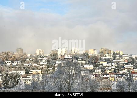 Schnee bedeckte die Stadt Fulda. Abgebildet sind Aschenberg Horas und Niesig, Teil der Stadt Fulda in Hessen, Deutschland im Winter im Dezember 2022. Hoher q-Wert Stockfoto