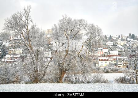 Schnee bedeckte die Stadt Fulda. Abgebildet sind Aschenberg Horas und Niesig, Teil der Stadt Fulda in Hessen, Deutschland im Winter im Dezember 2022. Hoher q-Wert Stockfoto