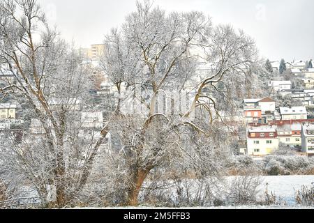 Schnee bedeckte die Stadt Fulda. Abgebildet sind Aschenberg Horas und Niesig, Teil der Stadt Fulda in Hessen, Deutschland im Winter im Dezember 2022. Hoher q-Wert Stockfoto