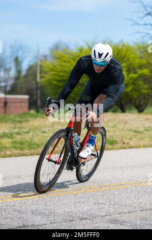 US-Rentner Armeemeister Earl Ohlinger fährt am 11. April 2022 während einer Übungssitzung in Fort Belvoir, VA, mit dem Fahrrad. Team U.S. ist Teil von mehr als 500 Teilnehmern aus 20 Ländern, die an den Invictus Games The Hague 2020 teilnehmen werden, mit zehn adaptiven Sportarten, darunter Bogenschießen, Indoor-Rudertraining, Schwimmen, Leichtathletik, Sitzen, Volleyball, Rollstuhl-Basketball, Rollstuhl-Rugby und eine Fahrherausforderung. Stockfoto