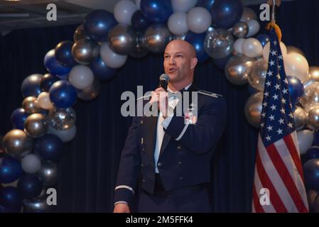 PETERSON SPACE FORCE BASE, FARB. - AUS DEN USA Air Force Colonel Shay Warakomski, Kommandant der Peterson-Schriever Garrison, dankt den Zuschauern für ihre Teilnahme am Annual Awards Bankett und die Unterstützung der Preisträger auf der Peterson Space Force Base, Colorado, 11. März 2022. Warakomski schrieb ihren Erfolg der Unterstützung ihrer Familie zu Hause und ihrer Familie in den USA zu Die Luftwaffe. Stockfoto