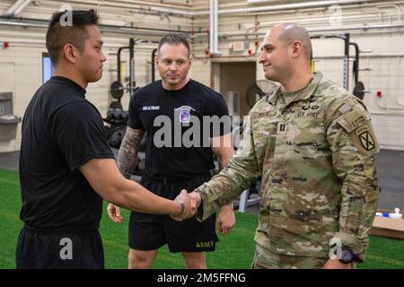 Soldaten der 10. Mountain Division haben am 11. März 2022 den Mountain Athlete Warrior Course in der Nash Trainingseinrichtung in Fort Drum, N.J., absolviert. MAW betont die Bedeutung der funktionellen Fitness, um die Fitness der Soldaten zu verbessern und das Verletzungsrisiko zu verringern. Stockfoto