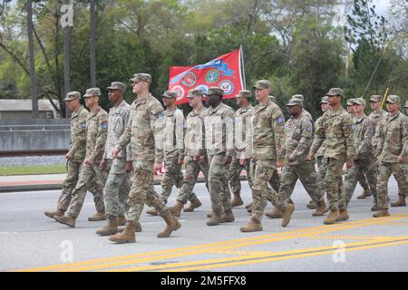 Dem ‚Gila-Bataillon‘ zugeteilte Soldaten, 9. Brigadeingenieurbataillon, 2. Panzerbrigade-Kampfteam, 3. Infanteriedivision, märz bei der Parade des 54. Rattlesnake and Wildlife Festival in Claxton, Georgia, 12. März 2022. 3. ID Community Relations Programme wie die Teilnahme an lokalen Paraden, die Unterstützung und Aufrechterhaltung von Beziehungen zwischen Mitgliedern des Dienstes und Führungskräften am Fort Stewart-Hunter Army Airfield und Bürgern benachbarter Zivilgemeinschaften. Stockfoto