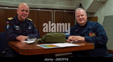 220312-N-CY569-2092 IONISCHES MEER (12. März 2022) Cmdr. Chris Hester, Befehlskaplan, Flugzeugträger der Nimitz-Klasse USS Harry S. Truman (CVN 75), rechts, aus LaGrange, Georgia und LT. Commander. Asle Tveit, Befehlskaplan, königliche norwegische Fregatte HNoMS Fridtjof Nansen (F310), posieren für ein Foto an Bord von Truman, 12. März 2022, 12. März 2022. Die Harry S. Truman Carrier Strike Group befindet sich in einem geplanten Einsatz in den USA Sechster Flottenbereich zur Unterstützung der Interessen der USA, Verbündeten und Partner in Europa und Afrika. Stockfoto