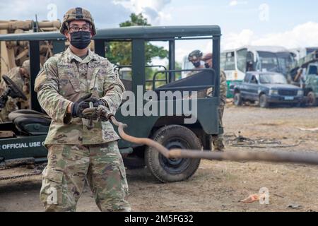 USA Army Sgt. Christian Castillo, ein Mechaniker für Radfahrzeuge der B Company, 325. Brigaden-Bataillon, 3. Infanterie-Brigaden-Kampfteam, 25. Infanterie-Division, führt während Salaknib 2022 auf Fort Magsaysay, Nueva Ecija, Philippinen, am 12. März 2022 Bergungsmaßnahmen durch. Salaknib wird jährlich von der philippinischen Armee geführt Von der Army Pacific gesponserte bilaterale Übung, die darauf abzielte, die Kapazitäten und die Interoperabilität der US-amerikanischen und der philippinischen Armee im gesamten Spektrum militärischer Operationen zu verbessern und gleichzeitig die Verbindungen zwischen den beiden langjährigen Partnerländern zu stärken. Stockfoto