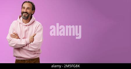 Prooud erfolgreiche verträumt glücklich Erwachsenen bärtigen Mann Urlaub genießen sorglos Leben lachen glücklich Kreuz Arme Brust zuversichtlich Blick zur Seite erreicht Stockfoto