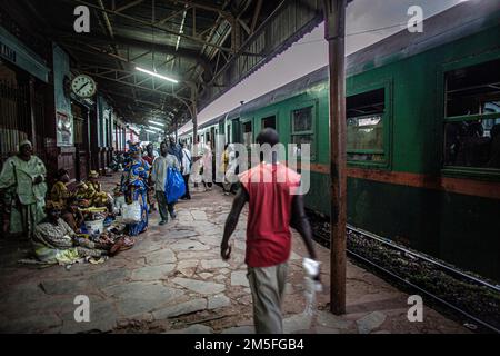 Bahnhof mit Passagieren in Bamako, Mali, Westafrika Stockfoto