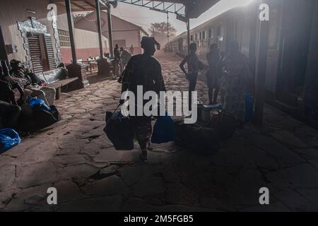 Bahnhof mit Passagieren in Bamako, Mali, Westafrika Stockfoto