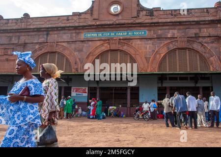 Bahnhof mit Passagieren in Bamako, Mali, Westafrika Stockfoto