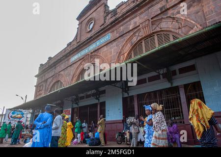 Bahnhof mit Passagieren in Bamako, Mali, Westafrika Stockfoto