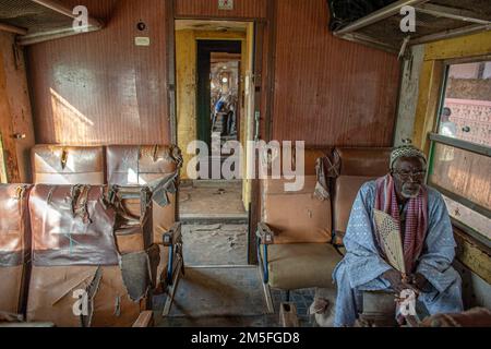 Ein alter Mann saß im Zugbereich am Bahnhof in Bamako, Mali, Westafrika Stockfoto