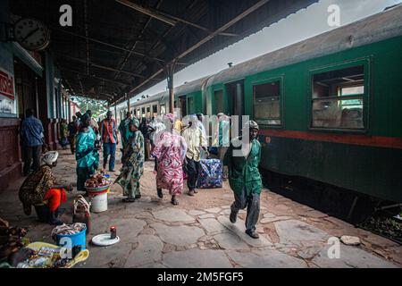 Bahnhof mit Passagieren in Bamako, Mali, Westafrika Stockfoto