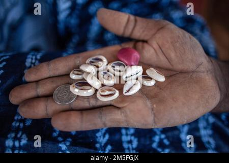 Cowrie-Muscheln sind Teil von Ritualen in Afrika. Cowrie Shells wurde zu einem beliebten Werkzeug bei Zeremonien. Stockfoto