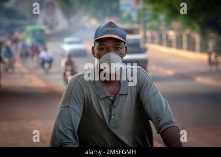 Mann mit Maske schützen Feinstaub in der Luftverschmutzung Umwelt in Bamako , Mali , Westafrika . Stockfoto