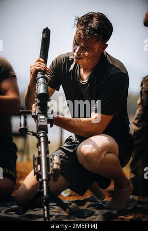 EIN US-AMERIKANISCHER Army Soldier, zugewiesen zur Braves Company, 4. Bataillon, 23. Infanterie-Regiment, 2. Brigade-Kampfteam, 2. Infanterie-Division, baut ein M240B-m-Maschinengewehr als Teil des Mannschaftswettbewerbs gegen die Royal Thai Army Soldaten während Hanuman Guardian 2022 in Lopburi, Königreich Thailand, 13. März 2022 wieder zusammen. Das HG 22 bietet den Vereinigten Staaten und der RTA die Möglichkeit, die Interoperabilität zu verbessern und die Partnerkapazitäten bei der Planung und Durchführung komplexer und realistischer Operationen der multinationalen Truppe und der kombinierten Task Force zu erhöhen. Stockfoto