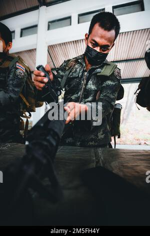 Ein Soldat der Royal Thai Army baut einen M4-Karabiner als Teil des Mannschaftswettbewerbs gegen die USA wieder zusammen Armeesoldaten, zugeordnet zur Braves Company, 4. Bataillon, 23. Infanterieregiment, 2. Brigadekampfteam, 2. Infanteriedivision, während Hanuman Guardian 2022 in Lopburi, Königreich Thailand, 13. März 2022. Das HG 22 bietet den Vereinigten Staaten und der RTA die Möglichkeit, die Interoperabilität zu verbessern und die Partnerkapazitäten bei der Planung und Durchführung komplexer und realistischer Operationen der multinationalen Truppe und der kombinierten Task Force zu erhöhen. Stockfoto