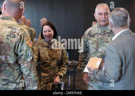 Derzeitiger stellvertretender Generaladjutant von Minnesota, Generalmajor Johanna Clyborne und ehemaliger Generaladjutant von Iowa, Generalmajor Benjamin Correll, auch ehemaliger kommandierender General der 34. Red Bull Infantry Division, begrüßen Freunde und Gäste im 34. Red Bull Infantry Division Headquarters in Arden Hills, Minnesota. Am 12. März 2022 fand eine Zeremonie zum Kommandowechsel statt, als der ausscheidende Kommandant, Generalmajor Michael Wickman, das Kommando an den neuen Kommandanten, Brigadegeneral, abgab. General Charles Kemper. (USA Fotos der Nationalgarde der Armee von Staff Sgt. Sirrina E. Martinez) Stockfoto