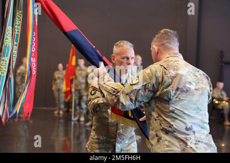 Generalmajor 34. Michael Wickman übergibt die Divisionen an Generalmajor Shawn Manke, Adjutant General von Minnesota. Das Überleben der Farben stellt eine Fortsetzung des Vertrauens dar und bedeutet die Treue der Soldaten zu ihrem neuen Kommandeur. Am 12. März 2022 fand in ihrem Hauptquartier in Arden Hills, Minnesota, eine Zeremonie zur Änderung des Kommandos für die 34. Red Bull Infanterie Division statt. Der ausscheidende Kommandant, Major Michael Wickman, hat das Kommando an den neuen Kommandanten, Brig, abgetreten. General Charles Kemper. (USA Armee Nationalgarde Pho Stockfoto