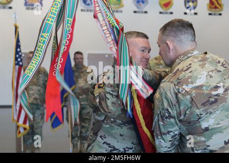 Eingehender kommandierender General der 34. Red Bull Infanterie Division, Brigg. General Charles Kemper erhält die Farben von Adjutant General of Minnesota, Major General Shawn Manke. Das Überleben der Farben stellt eine Fortsetzung des Vertrauens dar und bedeutet die Treue der Soldaten zu ihrem neuen Kommandeur. Am 12. März 2022 fand in ihrem Hauptquartier in Arden Hills, Minnesota, eine Zeremonie zur Änderung des Kommandos für die 34. Red Bull Infanterie Division statt. Der ausscheidende Kommandant, Major Michael Wickman, hat das Kommando an den neuen Kommandanten, Brig, abgetreten. General Charles Kemper. (USA Fotos der Nationalgarde der Armee B. Stockfoto