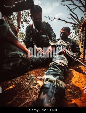 Soldaten der Royal Thai Army leisten erste-Hilfe-Aufgaben als Teil des Mannschaftswettbewerbs gegen die USA Armeesoldaten, zugeordnet zur Braves Company, 4. Bataillon, 23. Infanterieregiment, 2. Brigadekampfteam, 2. Infanteriedivision, während Hanuman Guardian 2022 in Lopburi, Königreich Thailand, 13. März 2022. Das HG 22 bietet den Vereinigten Staaten und der RTA die Möglichkeit, die Interoperabilität zu verbessern und die Partnerkapazitäten bei der Planung und Durchführung komplexer und realistischer Operationen der multinationalen Truppe und der kombinierten Task Force zu erhöhen. Stockfoto