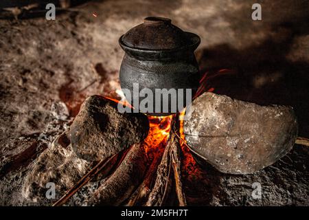 Altes und geschwärztes Gras am Feuer Stockfoto