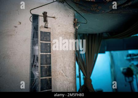 Die entwickelten Filme trocknen im Studio des Fotografen Malick Sidibe in Bamako, Mali, Westafrika. Stockfoto