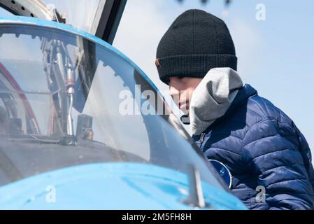 Ein Kind zieht während des Jugend-Open-House am Luftwaffenstützpunkt Moody, Georgia, am 12. März 2022 in einen T-38C Talon vom Luftwaffenstützpunkt Vance, Oklahoma. Ziel des 23. Flügels war es, eine jüngere Generation mit Air Force Airmen zu verbinden und sie zu Karrieren in der Luftmacht zu inspirieren, die zu einer vielfältigeren und effektiveren Air Force in der Zukunft führen. Stockfoto