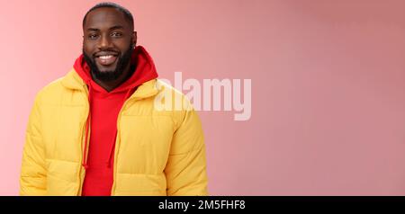 Waist-up glücklich charismatisch gut aussehenden bärtigen Kerl in gelb Jacke rot hoodie lächelnd fröhlich weiß perfekt Lächeln sprechen haben nett freundlich Stockfoto