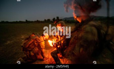 Soldaten der Bravo Kompanie, 29. Brigadeingenieurbataillon, 3. Brigadekampfteam, 25. Infanteriedivision, rufen einen Medivac für simulierte Opfer nach einer Nacht-Razzia, 12. März 2022, Fort Thanarat. Live-Brandschulungen sind für die Betriebsbereitschaft von entscheidender Bedeutung und bilden einen Schwerpunkt für Hanuman Guardian 22. Stockfoto