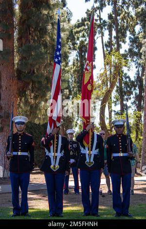 USA Marines mit Marine Corps rekrutieren Depot San Diego Color Guard präsentieren Farben während der St. Patrick's Day Parade, 12. März 2022. Die Parade war San Diegos 40. Jährliche St. Patrick's Day Parade und Festival Stockfoto