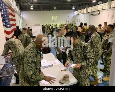 NEW YORK (11. MÄRZ 2022) USA Navy Hospital Corpsman 2. Klasse Rasheed Mack of Morris Plains, NJ, Left, hilft einem Seemann mit den Details der medizinischen Bereitschaft als Teil der Massenaktivierungsübung 2022-1 (MAX 22-1) im Navy Reserve Center New York. Etwa 200 Seeleute übten die Mobilisierung großer Gruppen im Rahmen einer nationalen Mobilisierungsübung. Im Februar in den USA Die Führung der Navy Reserve wies mehrere große Reservezentren an der Ostküste an, eine neue Methode zur Mobilisierung von Seeleuten in großer Zahl in diesem Jahr zu entwickeln, zu testen und zu evaluieren. NRC New York ist die erste dieser Übungen. Konteradmira Stockfoto