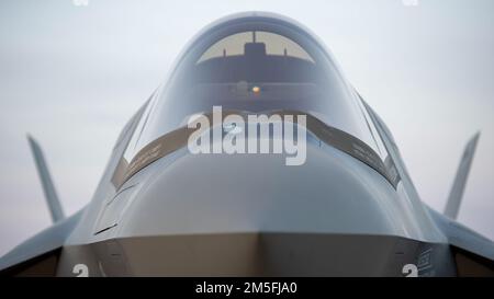 F-35B Lightning IIS, aus den USA Marine Corps Marine Operational Test and Evaluation Squadron One (VMX-1), Sit on the Flightline in Gowen Field, Boise, Idaho, 12. März 2022. Das Flugzeug war in Boise, um mit Piloten der 190. Kampfstaffel der Idaho Air National Guard zu trainieren. Stockfoto