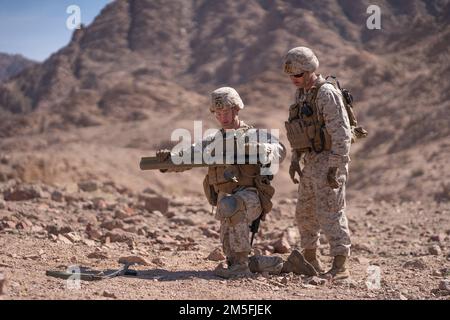 CAMP TITIN, Jordanien (12. März 2022) – Ein Marine, der dem 2. Bataillon, 24. Marines, zugeteilt wurde, bereitet eine leichte M72-kg-Waffe (LAW) für den Abschuss während eines M203- und LAW-Bereichs im Rahmen der Übung Intrepid Maven (im) 22-1, an Bord von Camp Titin, Jordanien, 12. März, vor. IM ist eine bilaterale Reihe von Interaktionen zwischen den USA Marinekorps, Zentralkommando und jordanische Streitkräfte (JAF), die Gelegenheit zum Austausch militärischer Taktiken und Expertise bieten. IM 22-1 ist die erste von mehreren geplanten Aufträgen zwischen den USA Marine Corps und JAF, um die Interoperabilität zu erhöhen und unsere Beständigkeit zu stärken Stockfoto