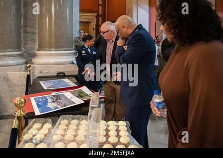 Generalmajor Charles M. Walker, Direktor des Amtes für komplexe Ermittlungen beim National Guard Bureau, wird nach seiner Beförderungszeremonie in der Capitol Rotunda in Frankfort, Ky, am 12. März 2022 mit einer Reihe von Abdrücken zum Gedenken an die Tuskegee Airmen präsentiert. Walker war zuvor Stabschef der Kentucky Air National Guard. Stockfoto