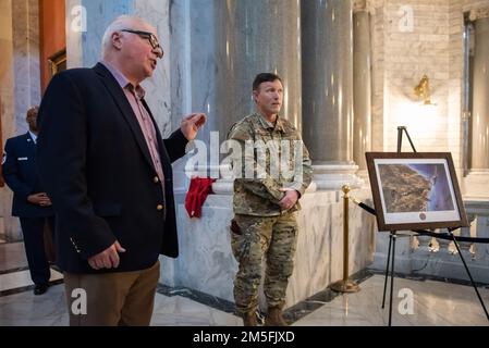 Generalmajor Charles M. Walker, Direktor des Amtes für komplexe Ermittlungen beim National Guard Bureau, wird nach seiner Beförderungszeremonie in der Capitol Rotunda in Frankfort, Ky, am 12. März 2022 mit einer Reihe von Abdrücken zum Gedenken an die Tuskegee Airmen präsentiert. Walker war zuvor Stabschef der Kentucky Air National Guard. Stockfoto