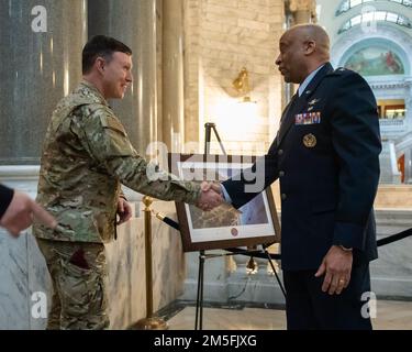 Generalmajor Charles M. Walker, Direktor des Amtes für komplexe Ermittlungen beim National Guard Bureau, wird nach seiner Beförderungszeremonie in der Capitol Rotunda in Frankfort, Ky, am 12. März 2022 mit einer Reihe von Abdrücken zum Gedenken an die Tuskegee Airmen präsentiert. Walker war zuvor Stabschef der Kentucky Air National Guard. Stockfoto