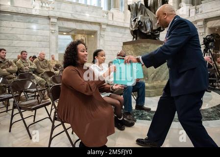 Generalmajor Charles M. Walker, Direktor des Amtes für komplexe Ermittlungen beim National Guard Bureau, überreicht Familienangehörigen während seiner Beförderungszeremonie in der Capitol Rotunda in Frankfort, Ky., 12. März 2022, Geschenke der Wertschätzung. Walker war zuvor Stabschef der Kentucky Air National Guard. Stockfoto