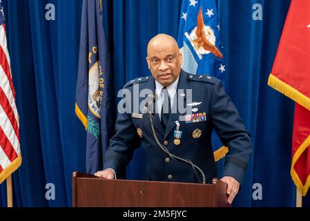 Generalmajor Charles M. Walker, Direktor des Amtes für komplexe Ermittlungen beim National Guard Bureau, spricht während seiner Beförderungszeremonie im Capitol Rotunda in Frankfort, Ky., 12. März 2022 vor dem Publikum. Walker war zuvor Stabschef der Kentucky Air National Guard. Stockfoto