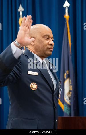 Generalmajor Charles M. Walker, Direktor des Amtes für komplexe Ermittlungen beim National Guard Bureau, leistet während seiner Beförderungszeremonie in der Capitol Rotunda in Frankfort, Ky, 12. März 2022 seinen Amtseid. Walker war zuvor Stabschef der Kentucky Air National Guard. Stockfoto