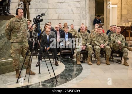 Freunde und Familienangehörige nehmen an der Beförderungszeremonie von Generalleutnant Charles M. Walker, Direktor des Büros für komplexe Ermittlungen beim National Guard Bureau, Teil, die am 12. März 2022 in der Capitol Rotunda in Frankfort, Ky, stattfindet. Walker war zuvor Stabschef der Kentucky Air National Guard. Stockfoto